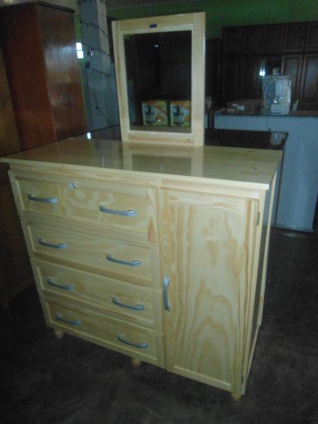 Cômoda de Pinho Amarelo